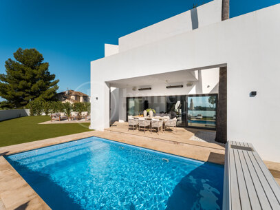 Villa Solara - Contemporary Frontline Golf Villa i Gated Community