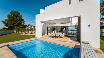 Villa Solara - Contemporary Frontline Golf Villa in Gated Community