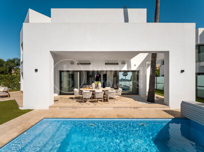 Villa Solara - Contemporary Frontline Golf Villa i Gated Community