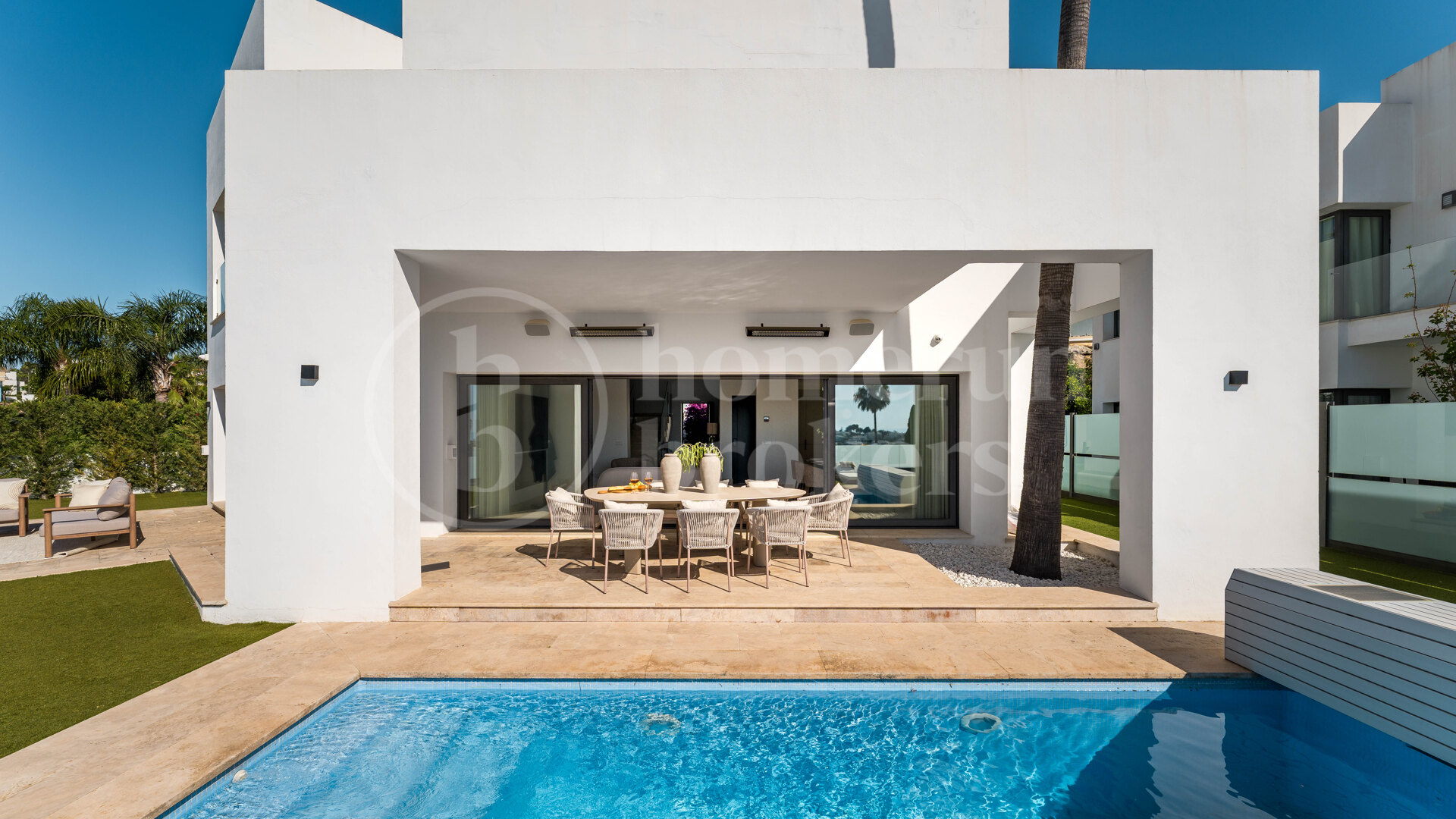 Villa Solara - Contemporary Frontline Golf Villa i Gated Community