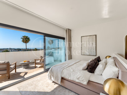 Villa Solara - Contemporary Frontline Golf Villa i Gated Community