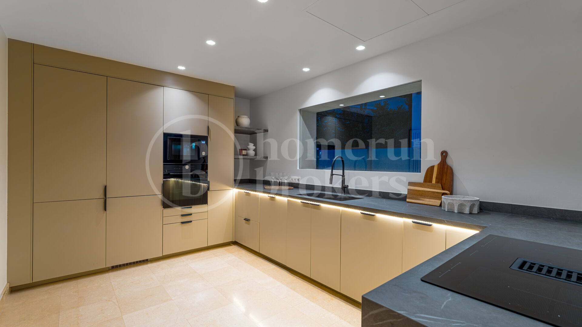 Villa Solara - Contemporary Frontline Golf Villa in Gated Community