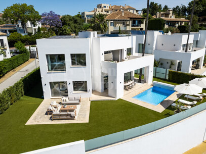 Villa Solara - Contemporary Frontline Golf Villa i Gated Community