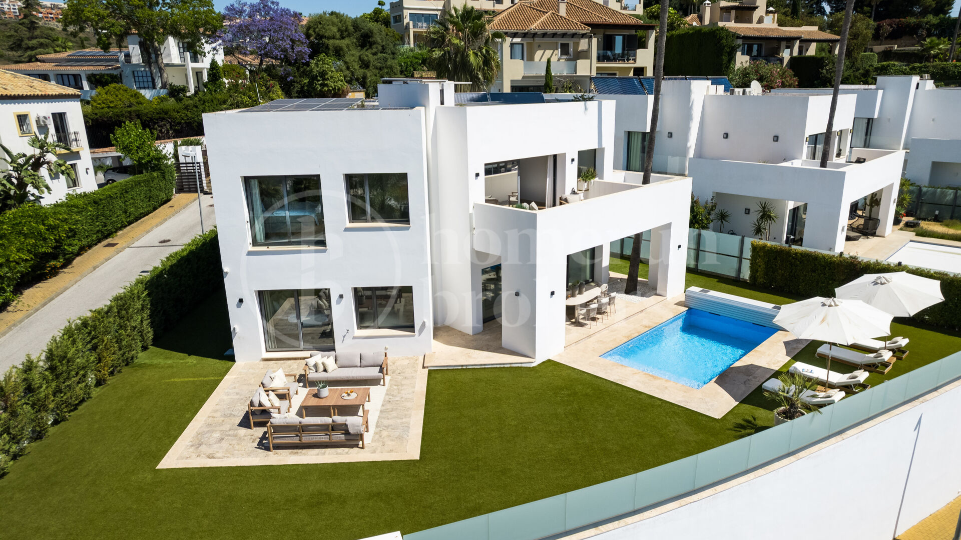 Villa Solara - Contemporary Frontline Golf Villa in Gated Community