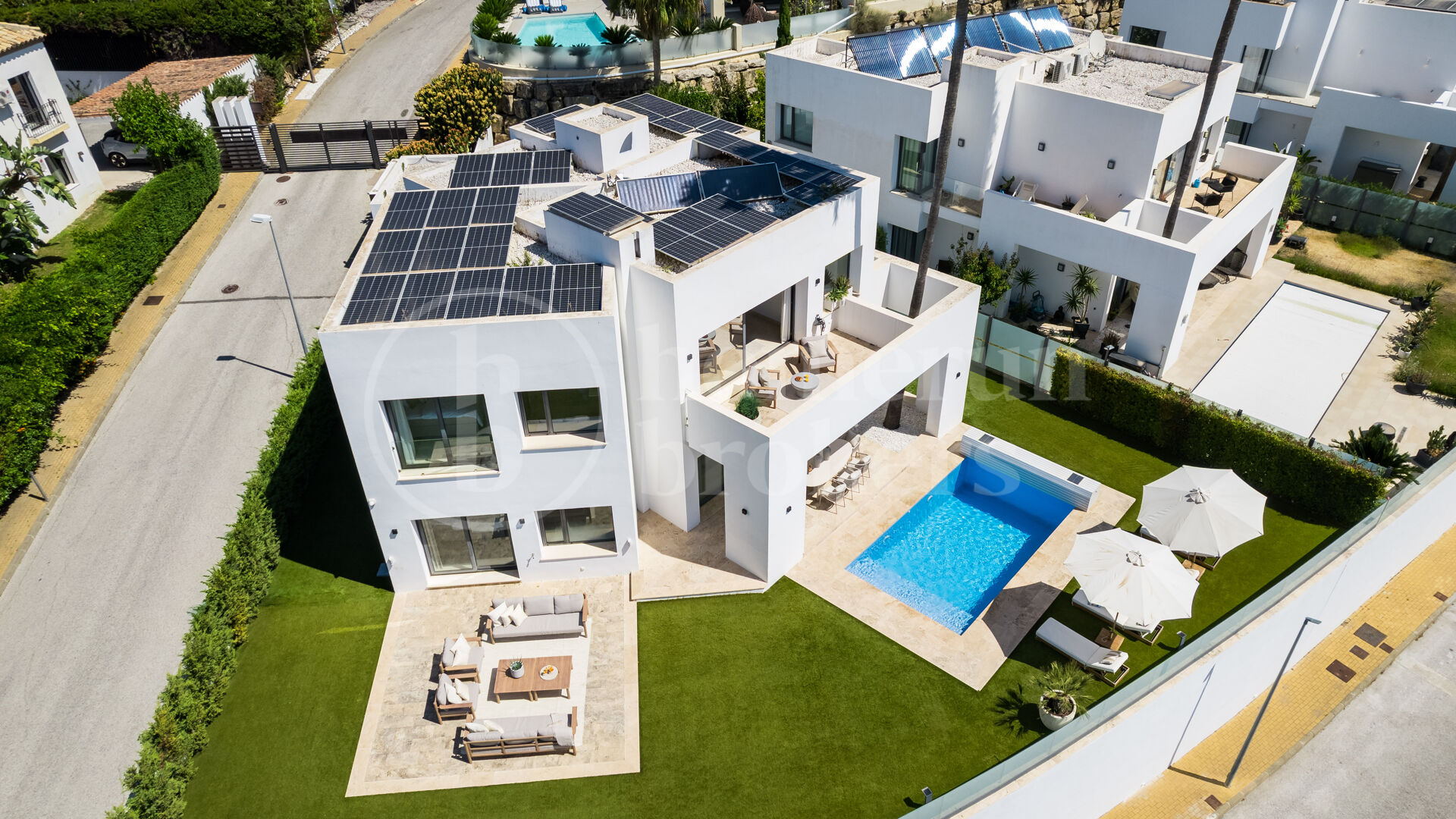 Villa Solara - Contemporary Frontline Golf Villa in Gated Community