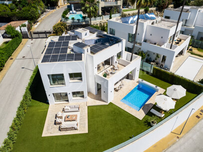 Villa Solara - Contemporary Frontline Golf Villa i Gated Community