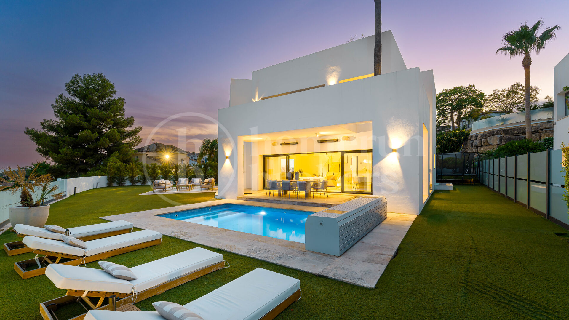 Villa Solara - Contemporary Frontline Golf Villa in Gated Community