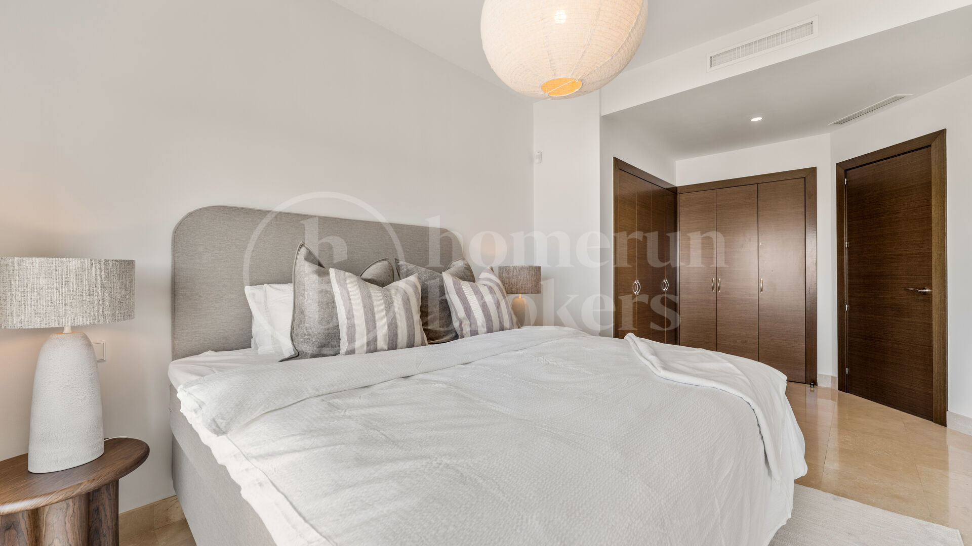 Villa Solara - Contemporary Frontline Golf Villa in Gated Community
