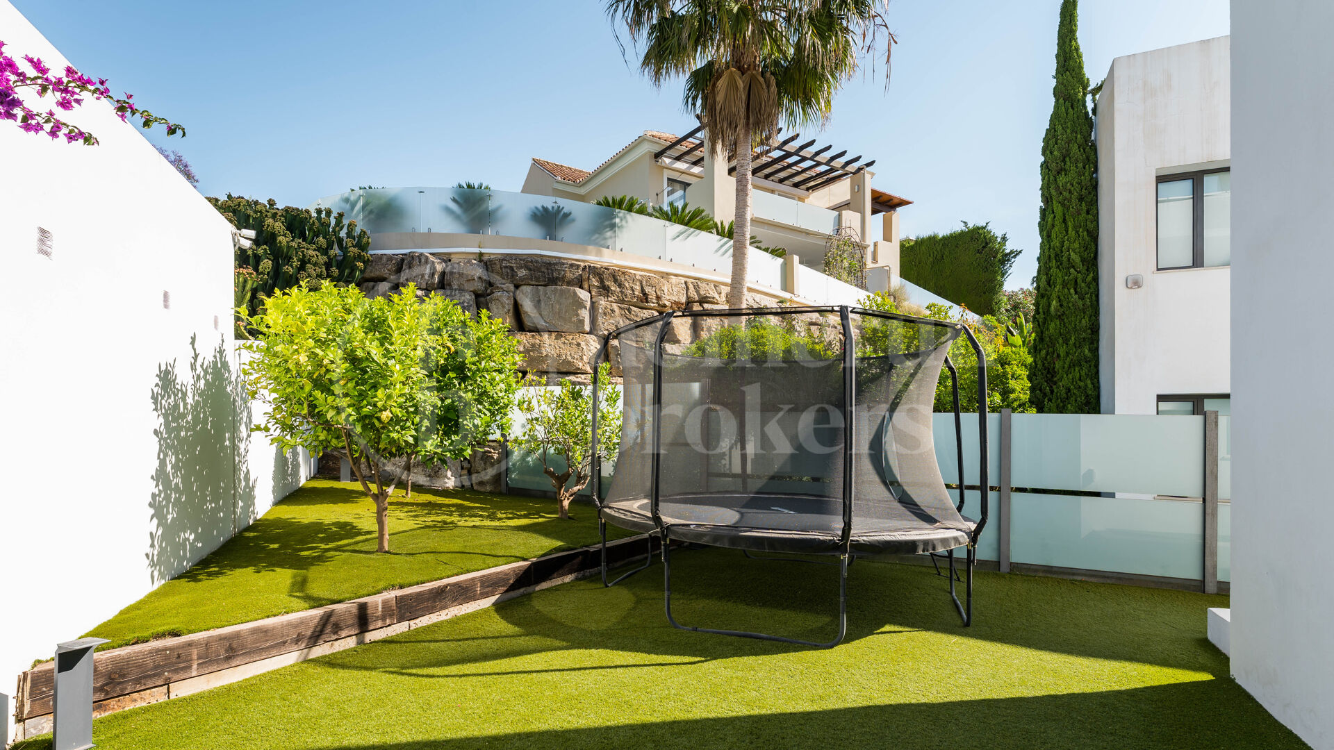 Villa Solara - Contemporary Frontline Golf Villa in Gated Community