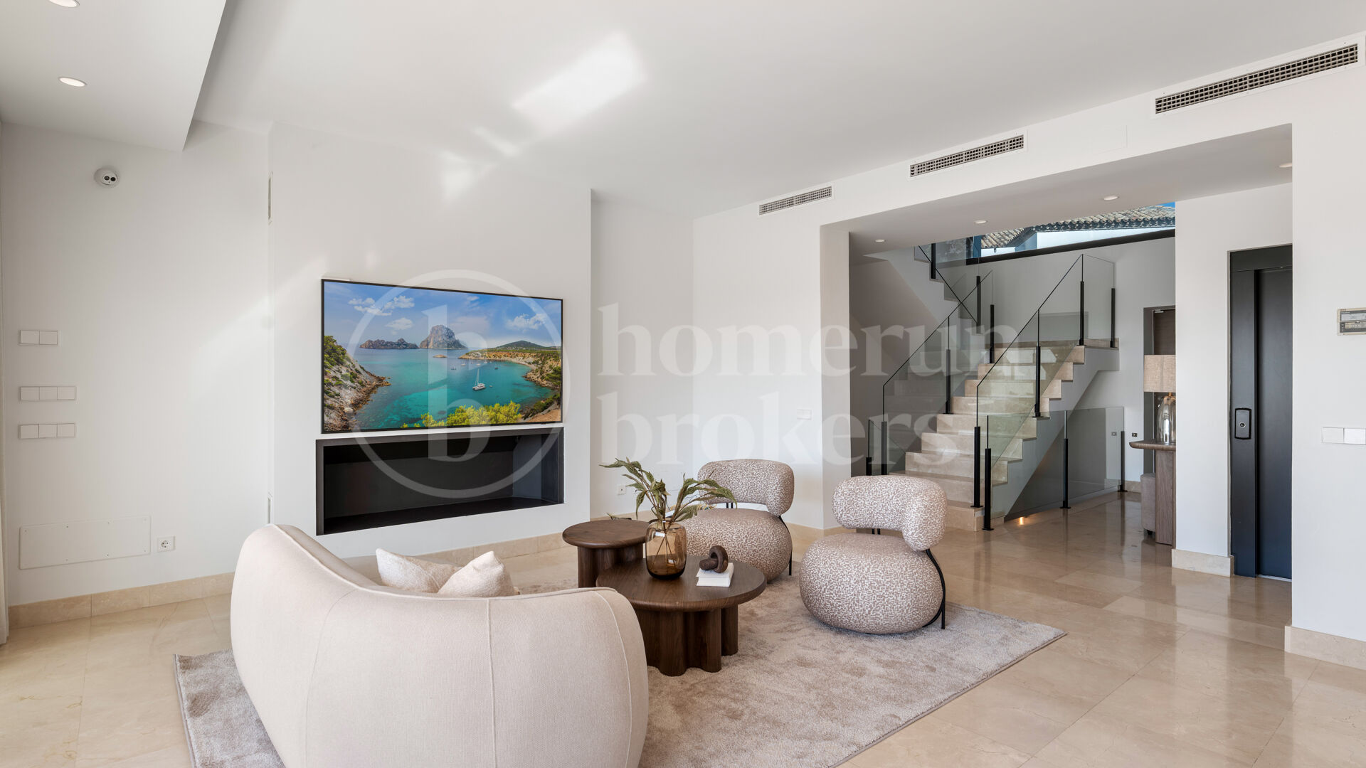 Villa Solara - Contemporary Frontline Golf Villa in Gated Community