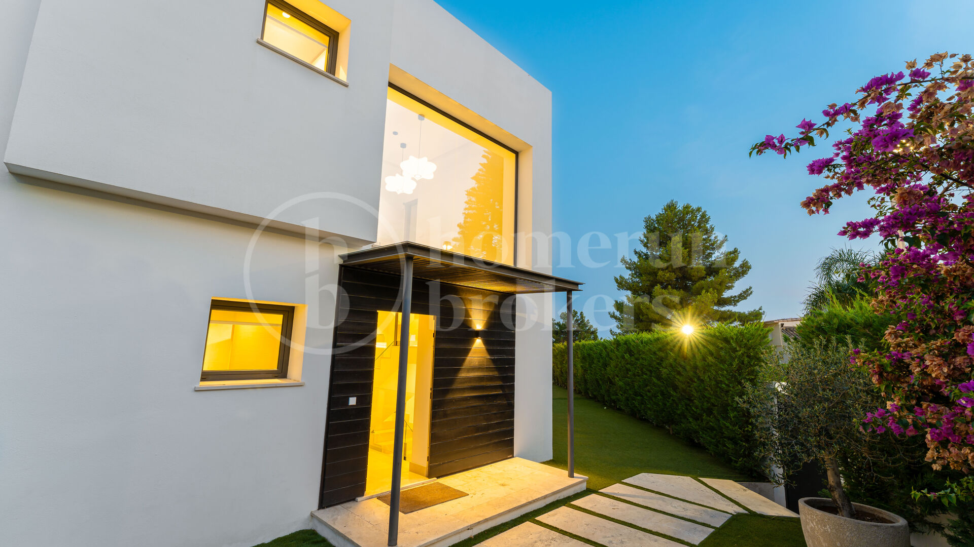 Villa Solara - Contemporary Frontline Golf Villa in Gated Community