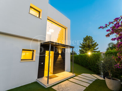 Villa Solara - Contemporary Frontline Golf Villa i Gated Community