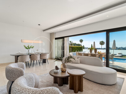 Villa Solara - Contemporary Frontline Golf Villa i Gated Community