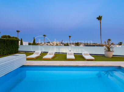 Villa Solara - Contemporary Frontline Golf Villa i Gated Community