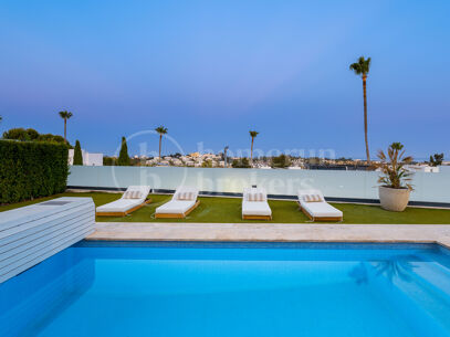 Villa Solara - Contemporary Frontline Golf Villa in Gated Community