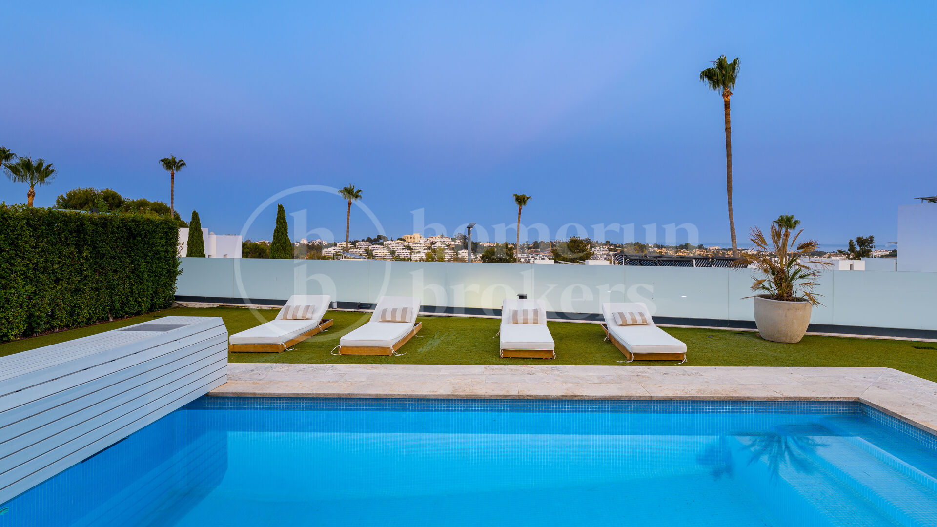 Villa Solara - Contemporary Frontline Golf Villa in Gated Community
