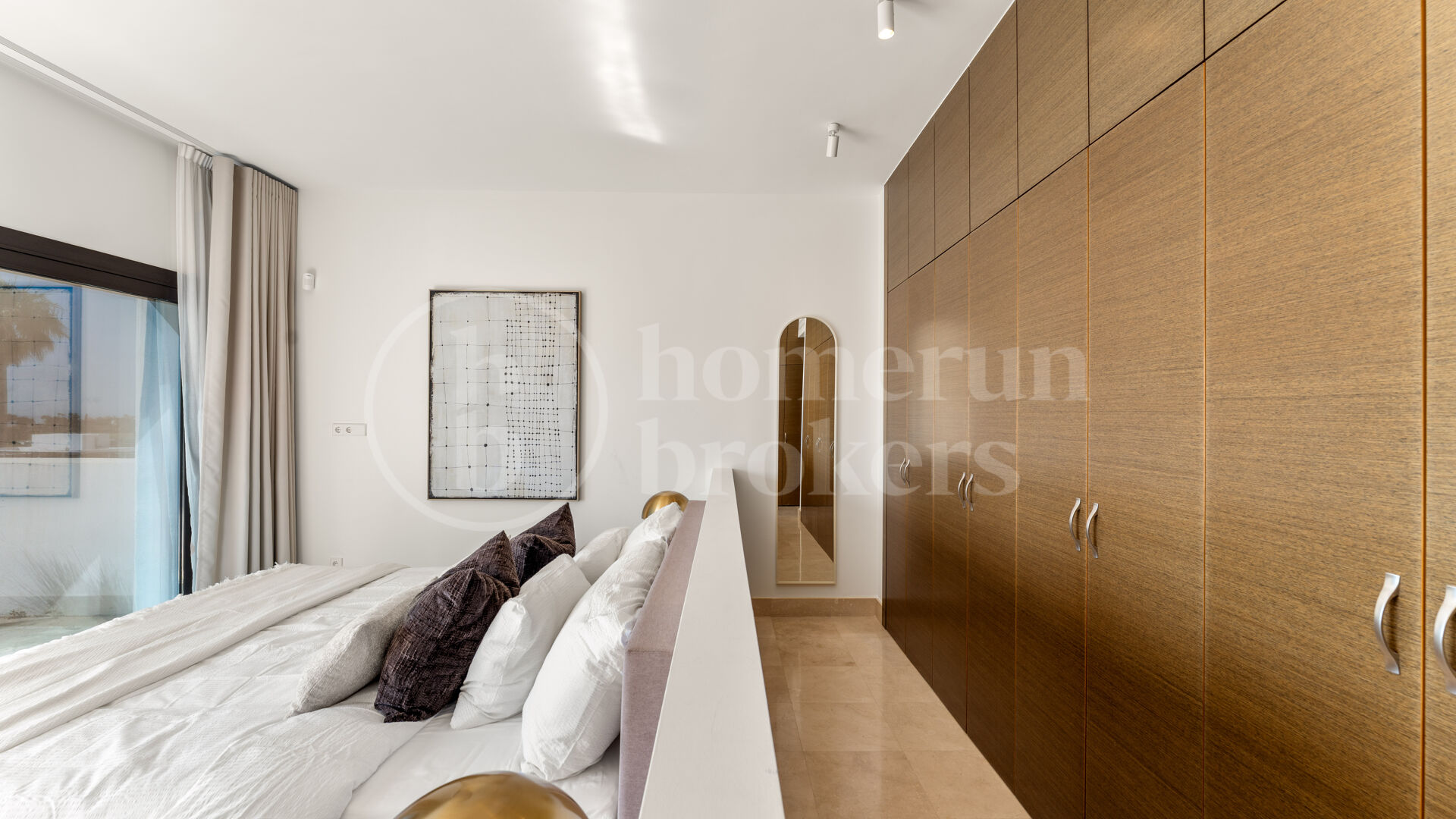 Villa Solara - Contemporary Frontline Golf Villa in Gated Community