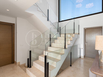 Villa Solara - Contemporary Frontline Golf Villa i Gated Community
