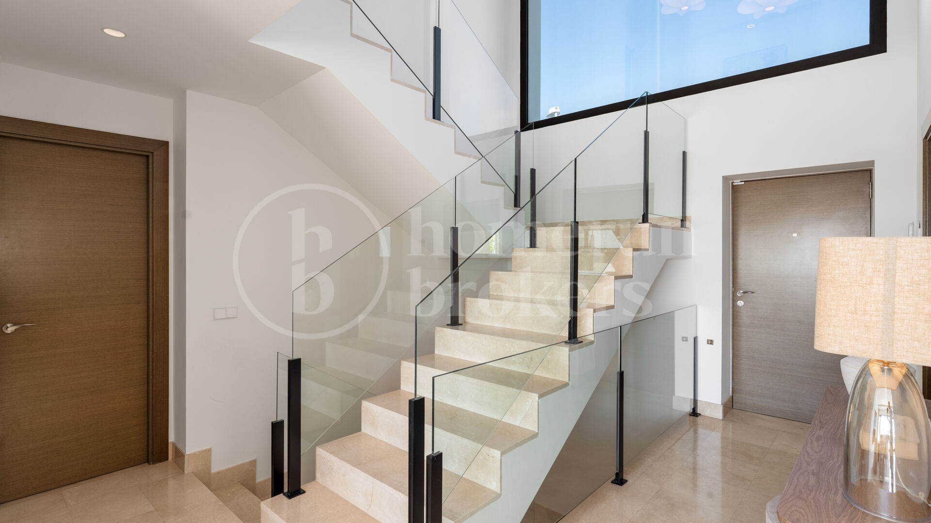 Villa Solara - Contemporary Frontline Golf Villa in Gated Community