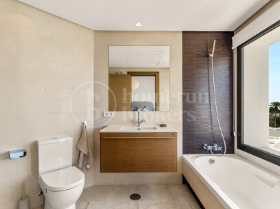 Villa Solara - Contemporary Frontline Golf Villa i Gated Community
