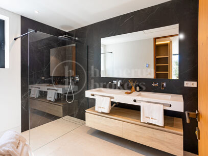 Villa Miura – Contemporary Villa on the New Golden Mile