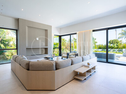 Villa Miura – Contemporary Villa on the New Golden Mile
