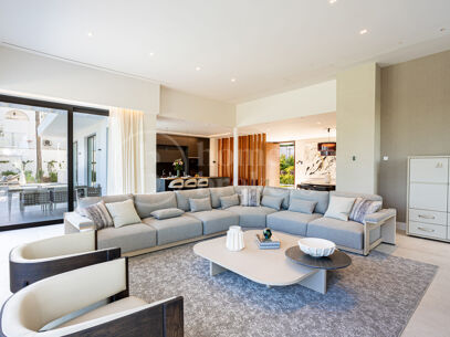 Villa Miura – Contemporary Villa on the New Golden Mile