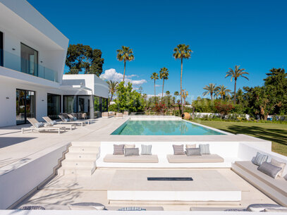 Villa Miura – Contemporary Villa on the New Golden Mile