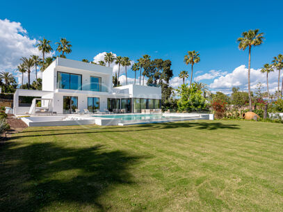 Villa Miura – Contemporary Villa on the New Golden Mile