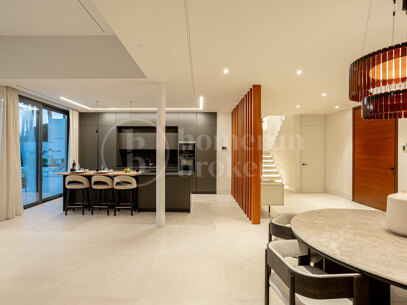 Villa Miura – Contemporary Villa on the New Golden Mile