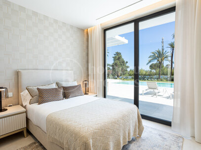 Villa Miura – Contemporary Villa on the New Golden Mile