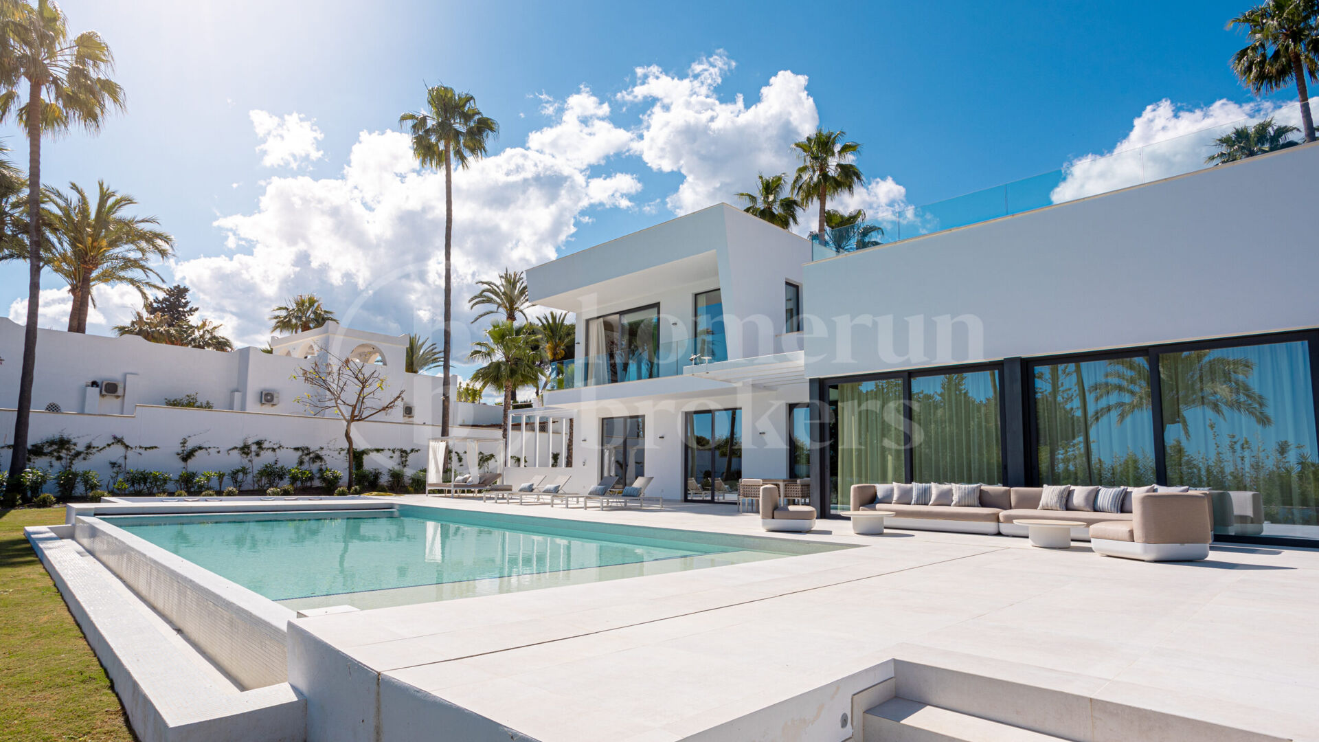 Villa Miura – Contemporary Villa on the New Golden Mile
