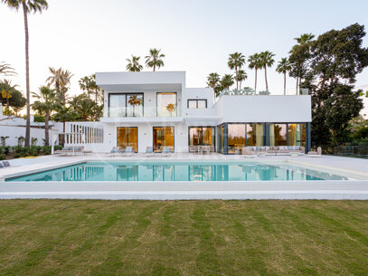 Villa Miura – Contemporary Villa on the New Golden Mile