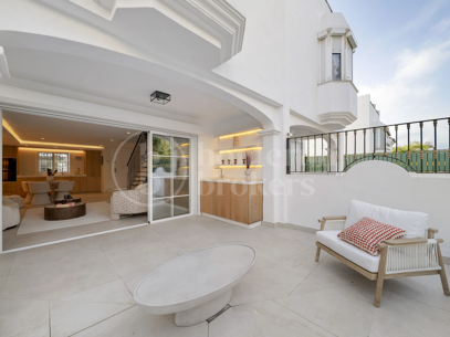 Casa Romano Heights - Luxury Townhouse within walking distance to Puente Romano