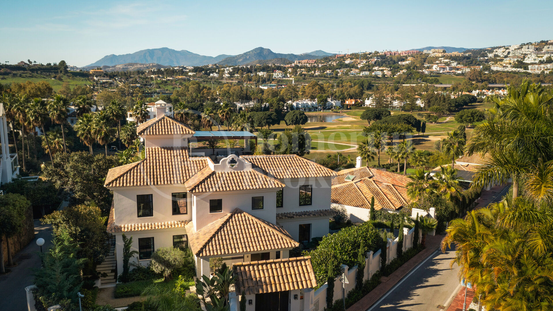 Villa Maya - Lyx 6 bed villa nära golf Nueva Andalucia