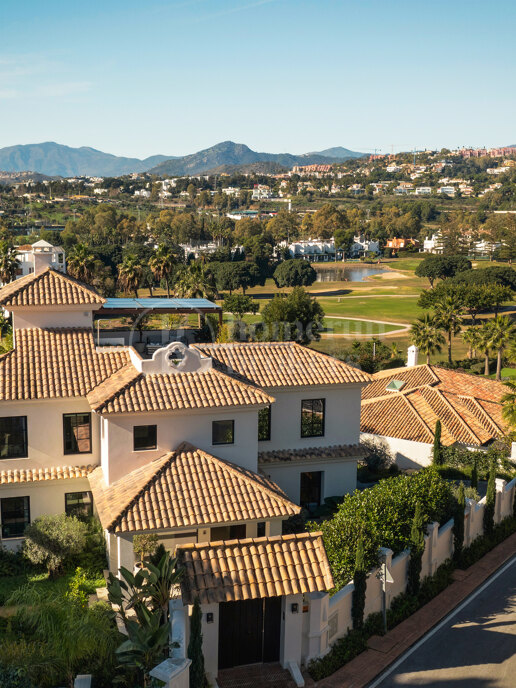Villa Maya - Luxury 6 bed villa near golf Nueva Andalucia