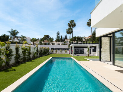 Villa Martina - Modern 5 bed villa med solarium Estepona