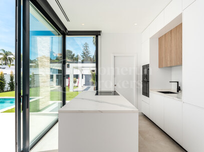 Villa Martina - Modern 5 bed villa med solarium Estepona