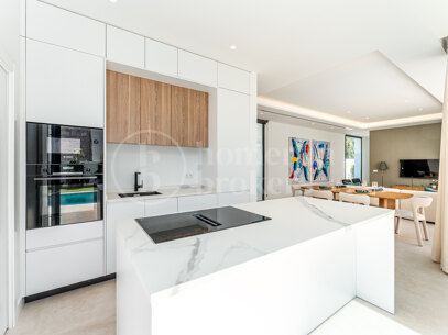 Villa Martina - Modern 5 bed villa med solarium Estepona