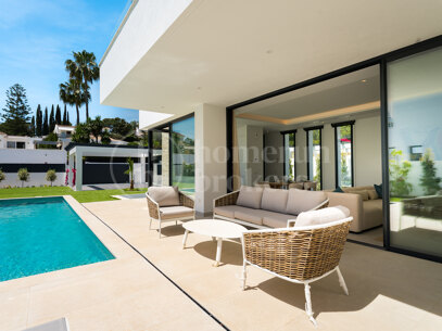 Villa Martina - Modern 5 bed villa med solarium Estepona