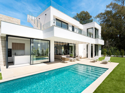 Villa Martina - Modern 5 bed villa med solarium Estepona