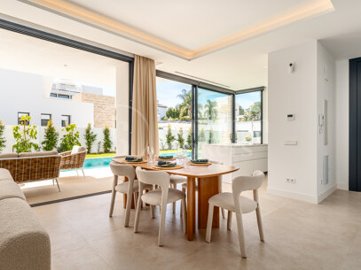 Villa Martina - Modern 5 bed villa med solarium Estepona