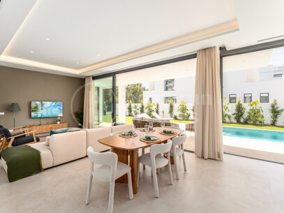 Villa Martina - Modern 5 bed villa med solarium Estepona