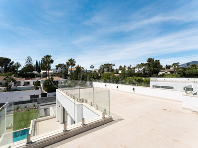 Villa Martina - Modern 5 bed villa med solarium Estepona