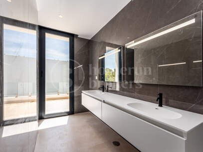 Villa Martina - Modern 5 bed villa med solarium Estepona