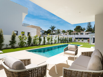 Villa Martina - Modern 5 bed villa med solarium Estepona