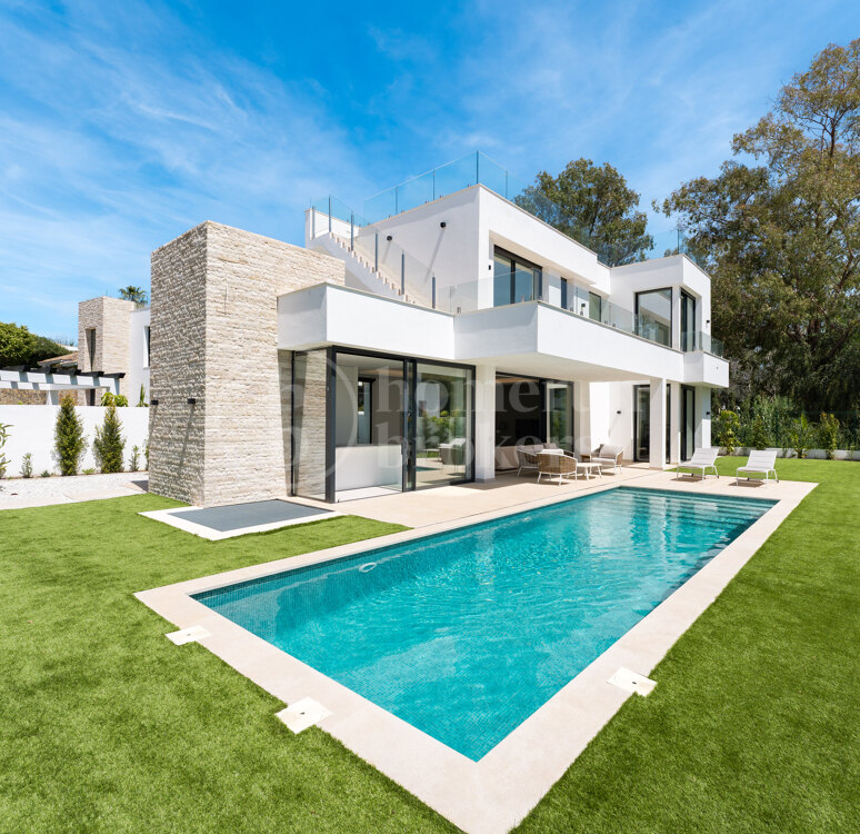 Villa Martina - Modern 5 bed villa med solarium Estepona