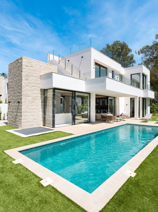 Villa Martina - Modern 5 bed villa with solarium Estepona