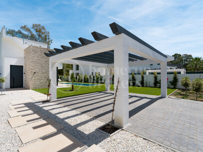 Villa Martina - Modern 5 bed villa med solarium Estepona