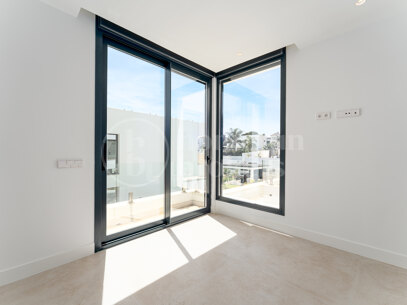 Villa Martina - Modern 5 bed villa med solarium Estepona